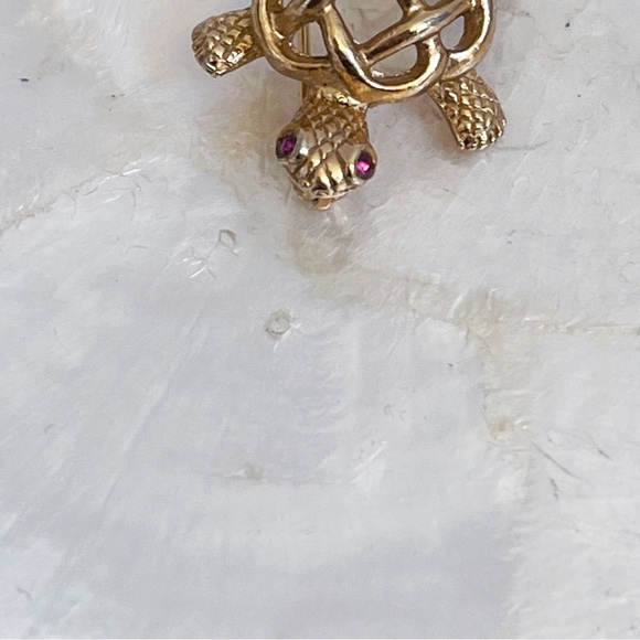 Napier Gold Tone Faux Pink Ruby Eye Mini Turtle Brooch 1 3/8” - Picture 3 of 12